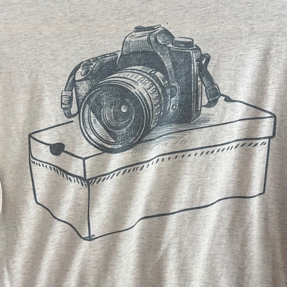 Shoebox Graphic T-Shirt Women Medium Heather Beige Camera Photography Streetwear